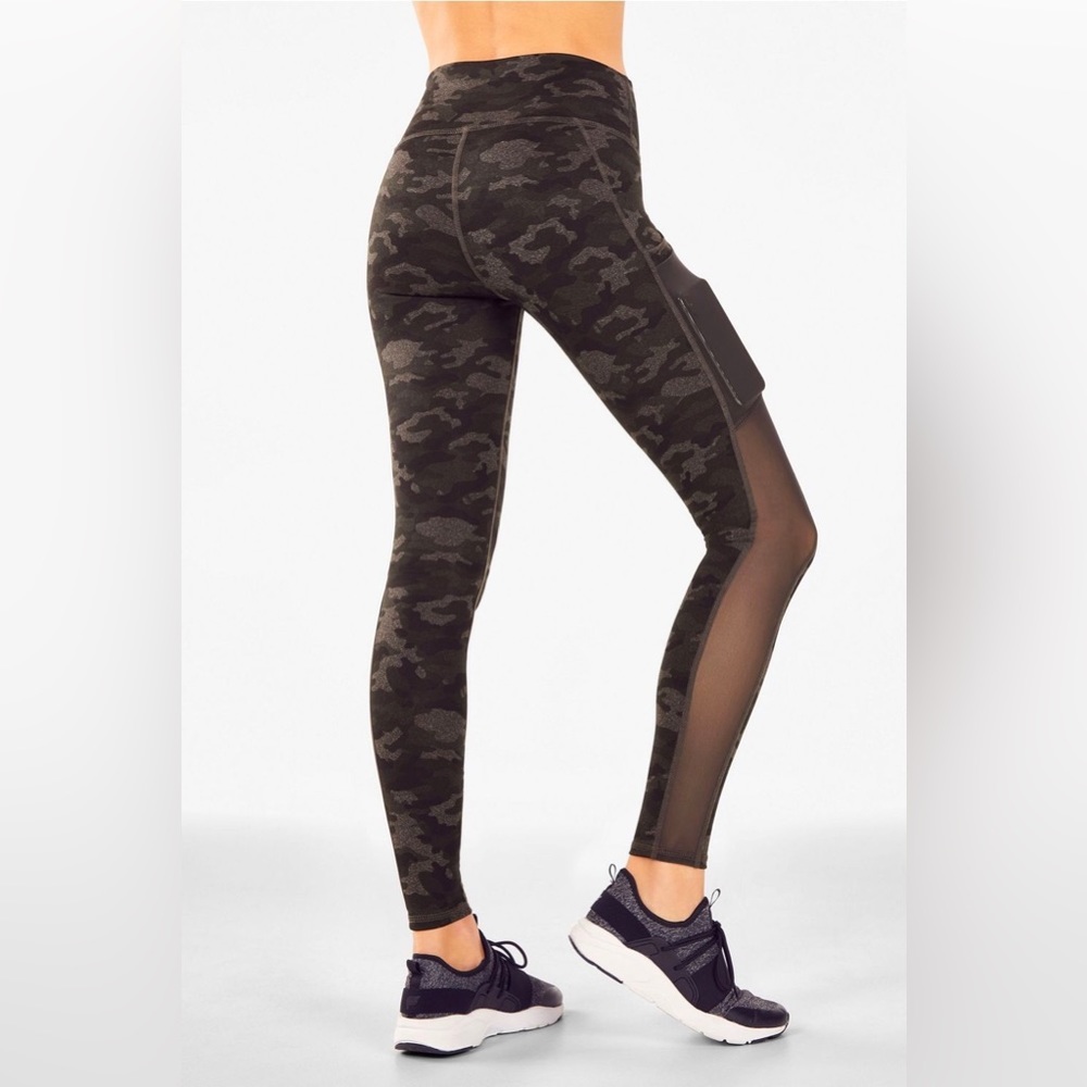 Fabletics PowerHold On-The-Go High Waisted Charcoal Camo Leggings Size Small
